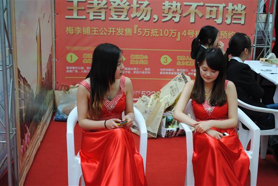 2012常熟春季房地产交易会美女光彩照人