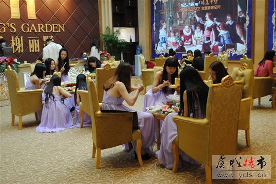 2013常熟房地产交易会上的美女(2)