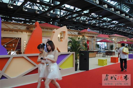2013常熟房地产交易会上的美女(1)