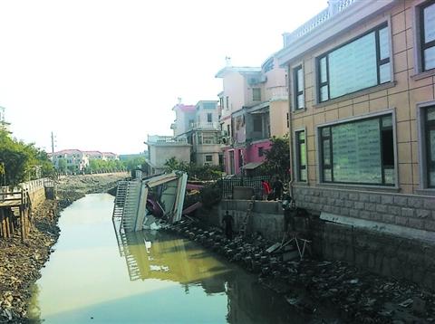 两幢违建倒在河道里金枫花园别墅还有违建
