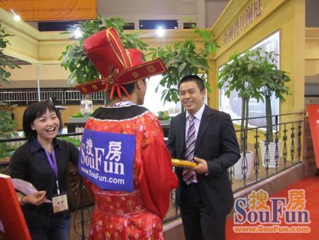 搜房“财神”送“大卖” 2011秋交会现场大出风头