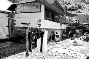 90后情侣废弃大巴安家 笑称家是一点点建立起来的